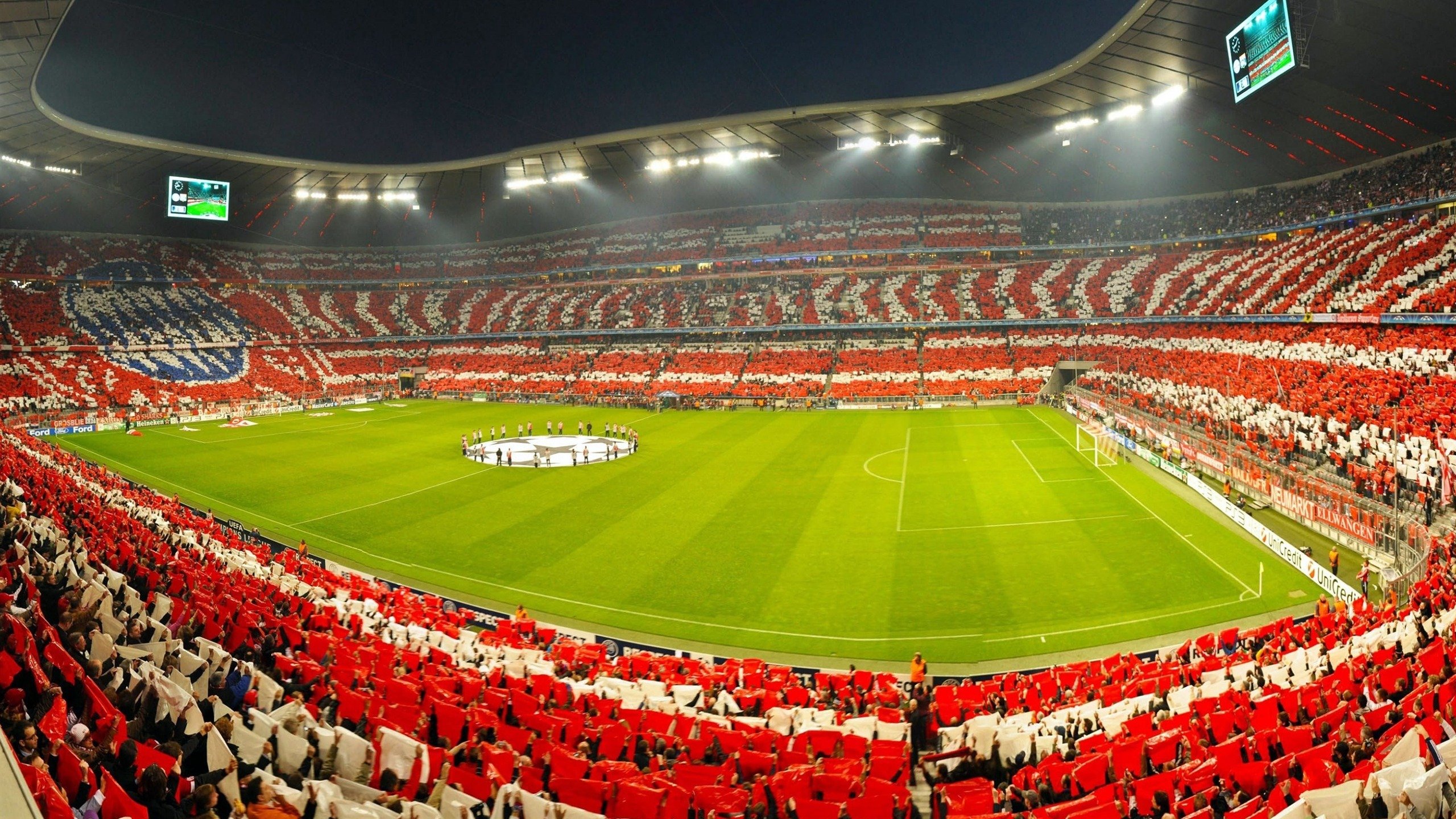 街头自由式足球对抗赛 花式盘带与颠球炫技吸睛无数